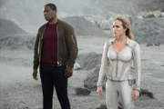 J'onn J'onzz (David Harewood) und Sara Lance (Caity Lotz)