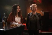 Dinah Drake (Juliana Harkavy, l.) und Laurel Lance (Katie Cassidy), r.)