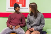 Moritz (Tijan Nije) kann sich Michelle (Franziska Benz) gegenüber ein klein wenig öffnen.
