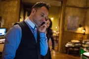 Als ein Schuldeneintreiber ermordet wird, nehmen Holmes (Jonny Lee Miller) und Watson die Ermittlungen auf ...