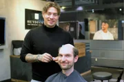 Lukas Puschmann im Salon Heydecke: Friseur Dominik Heydecke hat sich auf Haarsysteme spezialisiert.