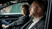 Janna (Katharina Schlothauer) und Kessler (Heino Ferch) unterhalten sich im Auto.
