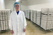 Die Agraringenieurin Julie Hagberg produziert traditionell hergestellten Camembert in der gleichnamigen Stadt.