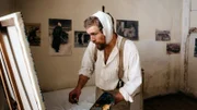Vincent van Gogh malt mit einem Verband um den Kopf.