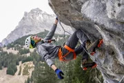 Antoine Zaninetti vom SAC-Expeditionsteam der Männer beim Drytooling am überhängenden Fels
