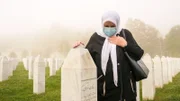 Mirsada Malagic an der Gedenkstätte von Srebrenica. Sie verlor ihren Mann und ihre beiden Söhne beim Völkermord von Srebrenica.