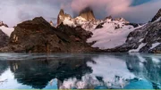 Das Paine-Massiv in Süd-Chile. Der knapp 2.500 km2 große, von hohen Bergen, Gletschern, Fjorden und großen Seen durchzogene Nationalpark Torres del Paine ist einer der bekanntesten Nationalparks des Landes. Die drei nadelartigen Granitberge, die „Torres del Paine“ sind sein Wahrzeichen.