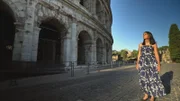 Die Althistorikerin Shushma Malik geht vor dem Kolosseum spazieren, dem größten Amphitheater, das im antiken Rom je gebaut wurde. (Blink Films)