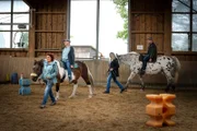 Von links: Elke Wiedemann, Simon Schwarz, Inge Gabriel und Sebastian Bezzel in der Reithalle des Erlenweiherhofes.