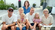 Hin und weg Schweizer Liebesgeschichten aus aller Welt – Das Wiedersehen Folge 1 Wiedersehen in der Schweiz: Familie Fitze Matthews mit Onkel Jan, Oma Anneliese Fitze und Mona Vetsch