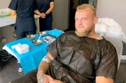 Felix Rausche kurz vor seiner Haartransplantation in einer Klinik in Istanbul: Immer mehr Männer entscheiden sich für solch eine Operation.