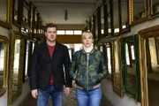 Angelika (Bernadette Heerwagen) und Harald (Marcus Mittermeier) möchten zwei Verdächtige befragen und gehen dafür in deren Laden.