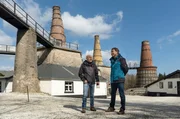 Die ehemaligen Bergmänner Heiko Biedermann (links) und Wolfgang Schilka auf dem Gelände des Museum Kalkwerk Lengefeld.