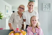 Hin und weg Schweizer Liebesgeschichten aus aller Welt – Das Wiedersehen Folge 1 Narja freut sich mit Mutter Katja Fitze Matthews und Oma Anneliese Fitze über den Kuchen zu ihrem siebten Geburtstag.