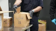 CBP-Beamter Miguel inspiziert ein Paket in der Luftfrachtabteilung des Newark Liberty International Airport in Newark, N.J. (National Geographic)