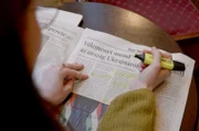 In Ungarn steht die Mehrheit der Medien unter der Kontrolle der Regierung. Nach Auffassung der Forscherin Dorka Takácsy helfe die Staatspropaganda Regierungschef Viktor Orbán dabei, seine Narrative durchzusetzen.