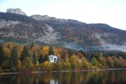 Herbstlandschaft am Grundlsee mit Blick auf Loser.