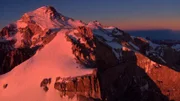 Der Aconcagua im ersten Morgenlicht. Mit 6.962 m ist der Aconcagua der höchste Berg Südamerikas und des amerikanischen Doppelkontinents sowie der höchste Berg außerhalb Asiens und auf der Südhalbkugel. Er liegt an der Grenze zwischen Argentinien und Chile.