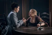 Claire Randall (Caitriona Balfe, l.) und Margaret Campbell (Alison Pargeter)