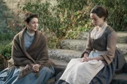 Claire Randall (Caitriona Balfe) und Jenny Murray (Laura Donnelly, r.)