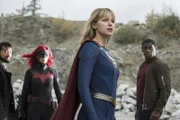 l-r: Ryan Choi (Osric Chau) mit Kate Kane (Ruby Rose), Melissa Benoist (Kara Danvers) und J'onn J'onzz (David Harewood)
