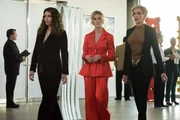 Dinah Drake (Juliana Harkavy, l.) mit Mia Smoak (Katherine McNamara, m.) und Laurel Lance (Katie Cassidy), r.)