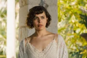 Sisi teilt ihrer Freundin Alma (Deniz Orta) mit, sie nach Paris zu begleiten.