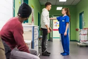 Moritz' (Tijan Nije) Mitgefühl wird geweckt, als er Jonas (Valon Krasniqi) im Gespräch mit Schwester Svenja (Maxine Meutgens) beobachtet.