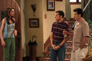 Judith (Marin Hinkle, l.) ist erstaunt, als sie hört, dass Alan (Jon Cryer, M.) und Charlie (Charlie Sheen, r.) eine Party für Evelyn veranstalten wollen ...
