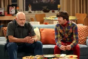 Während sich Howard (Simon Helberg, r.) auf einen Ausflug mit seinem Schwiegervater (Casey Sander, l.) vorbereitet, muss Sheldon Amy gesundpflegen ... Während sich Howard (Simon Helberg, r.) auf einen Ausflug mit seinem Schwiegervater (Casey Sander, l.) vorbereitet, muss Sheldon Amy gesundpflegen ...