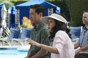 Louis Huang (Randall Park, l.); Jessica Huang (Constance Wu, r.)
