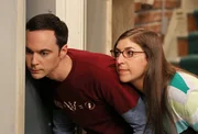 Sheldon (Jim Parsons, l.) und Amy (Mayim Bialik, r.) hegen den Verdacht, dass Penny Leonard betrügt und gehen auf Horchposten ... Sheldon (Jim Parsons, l.) und Amy (Mayim Bialik, r.) hegen den Verdacht, dass Penny Leonard betrügt und gehen auf Horchposten ...