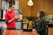 Während Sheldon (Jim Parsons, l.) versucht, sich an Amy (Mayim Bialik, r.) zu rächen, nachdem sie einen seiner Lieblingsfilme für ihn ruiniert hat, erstellen Raj und Stuart ein Online-Dating-Profil ...
