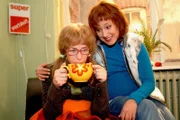 Lisa (Alexandra Neldel, l.) ist geknickt und glaubt, dass sie David nicht mehr unter die Augen treten kann. Doch Yvonne (Bärbel Schleker, r.) muntert sie wieder auf. (Dieses Foto von Alexandra Neldel darf nur in Zusammenhang mit der Berichterstattung über die Serie "Verliebt in Berlin" veröffentlicht und verbreitet werden.)