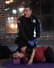 Als eine Yogastunde für die schwangere Jackie (Meryl Hathaway, vorne) nicht so verläuft wie erhofft, werden Buck (Oliver Stark, hinten) und Bobby zu Hilfe gerufen. Doch Jackie bleibt nicht die einzige, die Unterstützung braucht ... Als eine Yogastunde für die schwangere Jackie (Meryl Hathaway, vorne) nicht so verläuft wie erhofft, werden Buck (Oliver Stark, hinten) und Bobby zu Hilfe gerufen. Doch Jackie bleibt nicht die einzige, die Unterstützung braucht ...