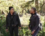 Werden gleich zu mehreren Einsätzen gerufen, die sie an mieses Karma glauben lassen: Athena (Angela Bassett, l.) und Hen (Aisha Hinds, r.) ...