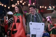 Während Lily unter Gedächtnisschwund leidet, lernt Ted (Josh Radnor, r.) endlich die Frau (Katie Holmes, l.) kennen, die sich vor Jahren auf einer Halloween-Party versteckt hat ...