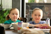 Amy Fogerty (Ella Allan, l.); Emma Fogerty (Mia Allan, r.)