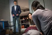 Sherlock (Jonny Lee Miller) soll Firmenchef Edward Bornstein (Michael Chernus, l.) dabei helfen herauszufinden, wer seine Software gestohlen hat. Kurz darauf wird Bornstein ermordet ...