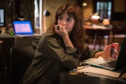 Holmes und Kitty (Ophelia Lovibond) ermitteln im Mordfall an einem Paketladen-Besitzer ...