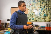 Der einzige Hinweis für Detective Bell (Jon Michael Hill, l.) auf den Verbleib der Frau ist der Geruch von Muskatnuss am Ort ihres Verschwindens ...