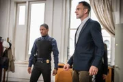 Ermitteln in einem neuen Fall: Holmes (Jonny Lee Miller, r.) und Detective Bell (Jon Michael Hill, l.) ...