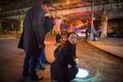 Nachdem ein Copkiller die Stadt unsicher macht, macht sich das Team um Watson (Lucy Liu, r.), Gregson (Aidan Quinn, M.) und Bell (Jon Michael Hill, l.) auf die Suche nach dem Killer, bevor er erneut zuschlägt ...