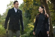 Im Fall des vermissten Kollegen führt die Spur Watson (Lucy Liu, r.) und Holmes (Jonny Lee Miller, l.) zu einer weiteren Person, die verschwunden ist ...