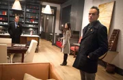 Obwohl Holmes (Jonny Lee Miller, r.), Watson (Lucy Liu, M.) und Captain Gregson (Aidan Quinn, l.) sicher sind, dass Del Gruner der Gesuchte ist, weisen alle verwertbaren Spuren auf einen anderen Verdächtigen - der ist allerdings tot ...