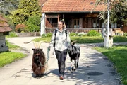 SRF bi de Lüt: Wunderland - Die Geissentour Ein Abenteuer mit Nicole Berchtold und zwei Wanderziegen Staffel 1 Folge 1 Nicole Berchtold wandert mit den Geissen Lucky (l.) und Big Joe (r.) ab Meineried, BE, weiter.