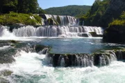 Bosnien und Herzegowina Der grüne Norden Der Štrbacki Buk ist ein 24 Meter hoher Wasserfall des Flusses Una.