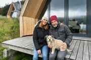 Isabelle und Steff Felix vor einem ihrer Tiny-Häuser.