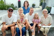 Hin und weg Schweizer Liebesgeschichten aus aller Welt - Das Wiedersehen Folge 1 Familie Fitze Matthews mit Onkel Jan, Oma Anneliese Fitze und Mona Vetsch