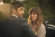 Sergio (Juan Diego Botto) und Macarena (Irene Arcos)  Die Verwendung des sendungsbezogenen Materials ist nur mit dem Hinweis und Verlinkung auf RTL+ gestattet.; Sergio (Juan Diego Botto) und Macarena (Irene Arcos)  Die Verwendung des sendungsbezogenen Materials ist nur mit dem Hinweis und Verlinkung auf RTL+ gestattet.
